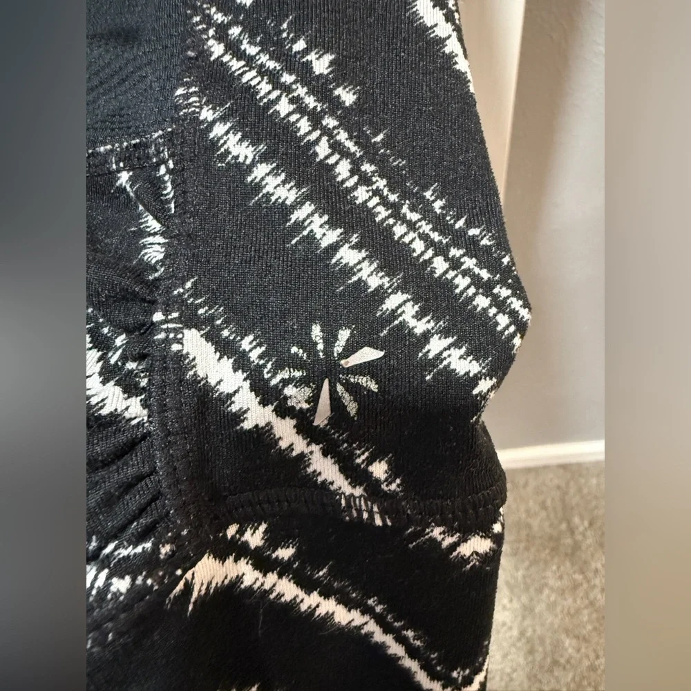 Athleta Zig Zag Relay Capri Black White Chevron Cropped Leggings - Picture 9 of 11